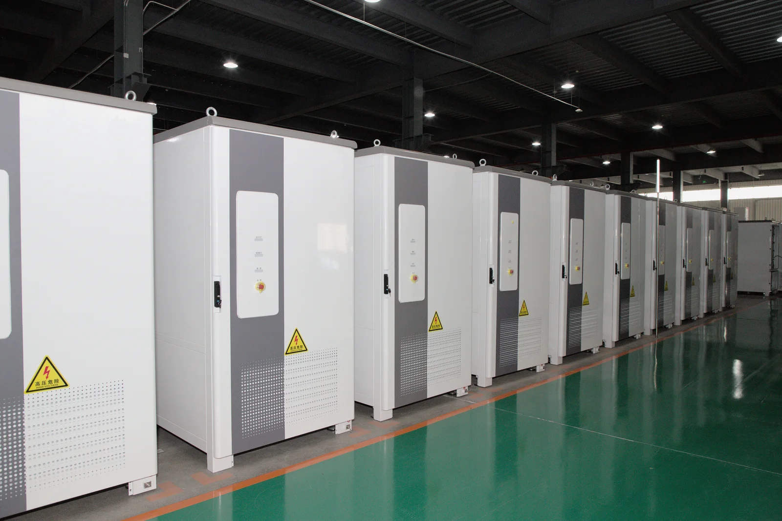 工商业储能柜实景 / Energy storage cabinets