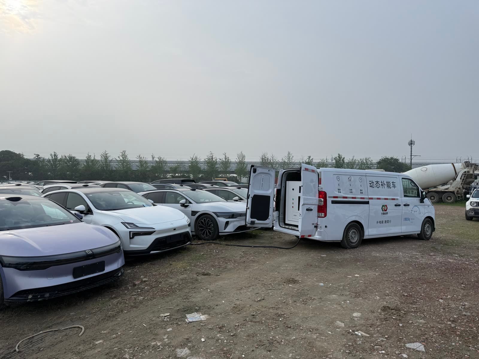 Mobile energy vehicle providing charging support in a parking area / 停车场内提供补电服务的移动能源车