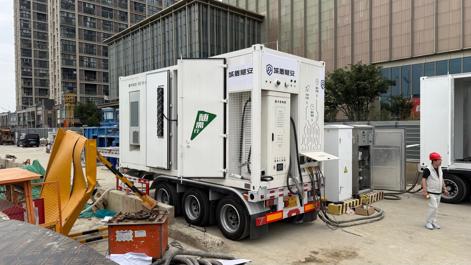Mobile energy storage equipment at the Shanghai tunnel construction site / 上海隧道施工现场的移动储能设备